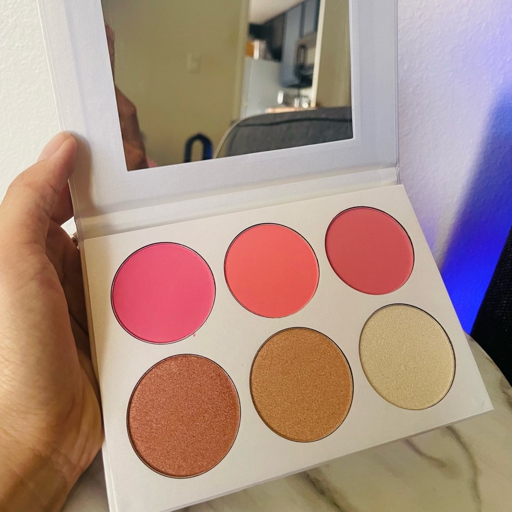 Blush and highlighter palette